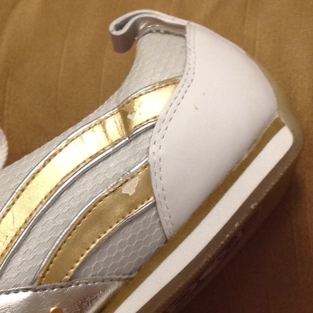 🔴 RED - Marcecko 'RARE' Metallic Sneakers - Picture 7 of 12